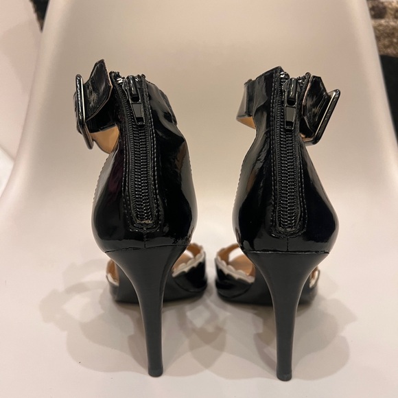 Adorable b&w scallop design Tahiti ankle strap patent leather sandals. - Picture 5 of 9